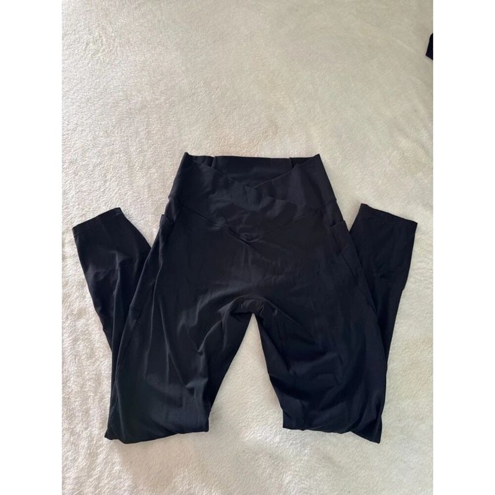Halara Leggings Crossover with Pockets size Medium